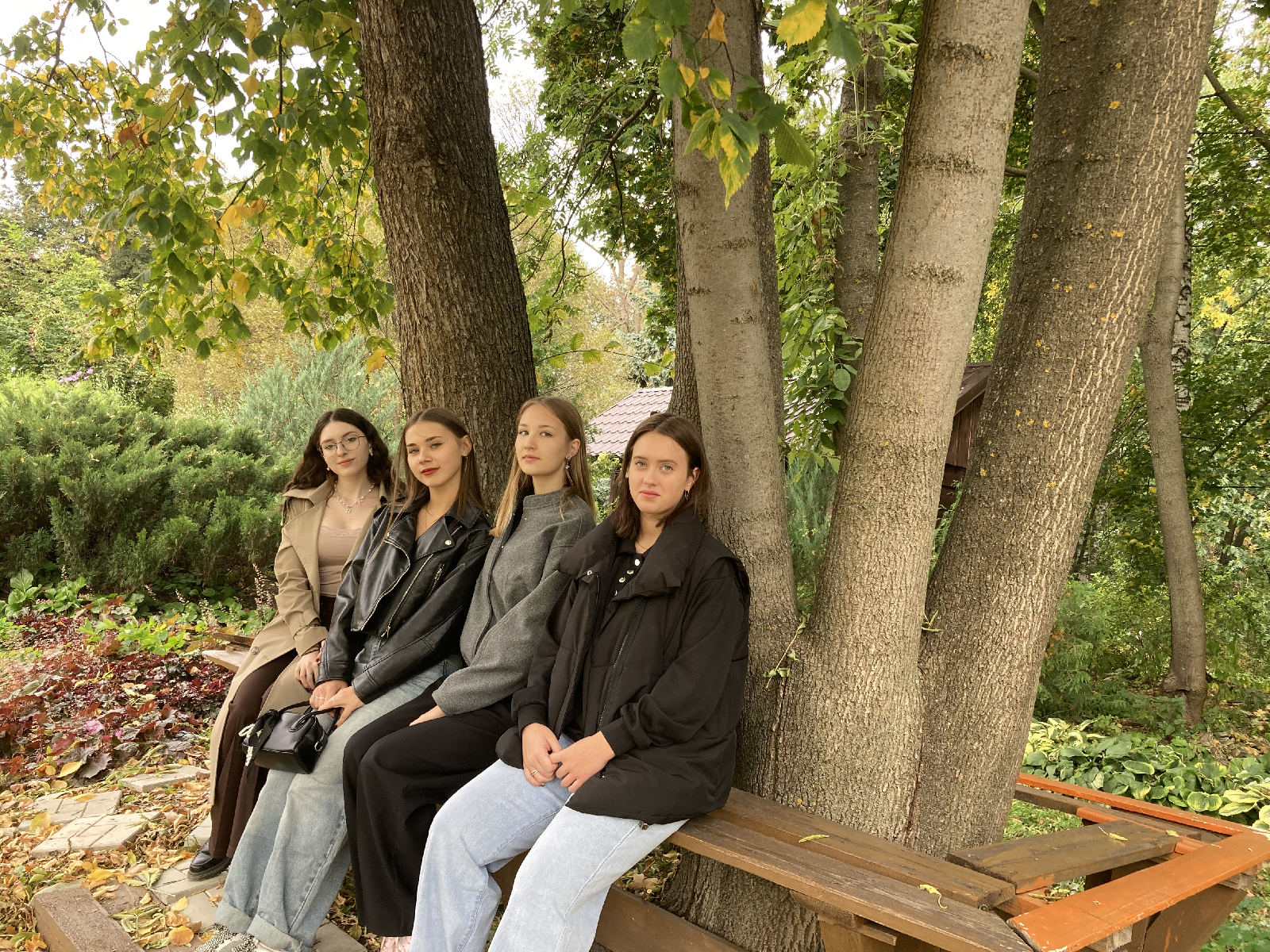 18 сентября 2025 г. студенты групп 25ИПД1,2 вместе с куратором М. Г. Лунновой посетили Ботанический сад имени И. И. Спрыгина.